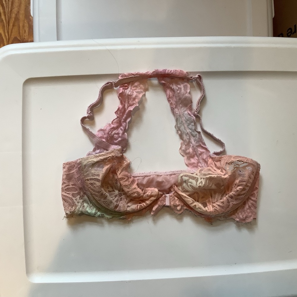 (Bin 6) PINK- Victoria’s secret front clasp, underwire lace bra- 22in width